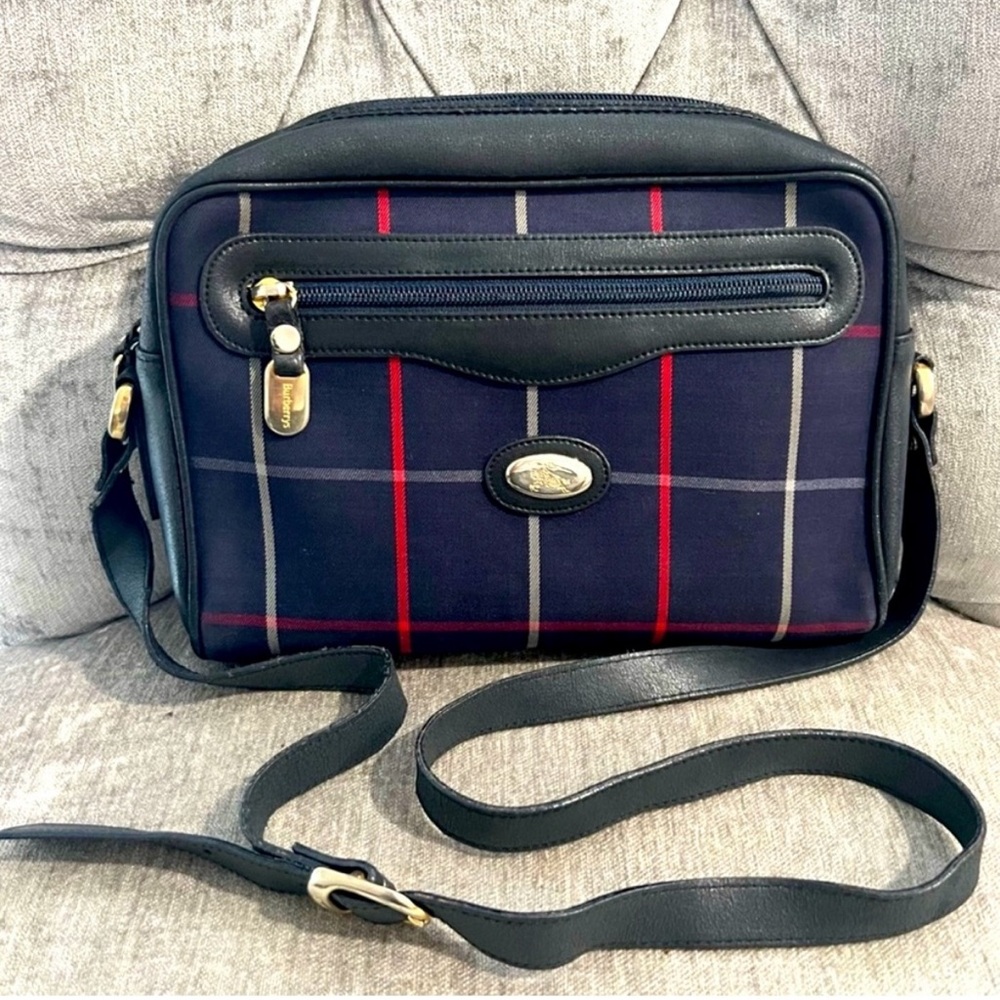 Beautiful Burberry Crossbody bag in use condition look at pictures, please